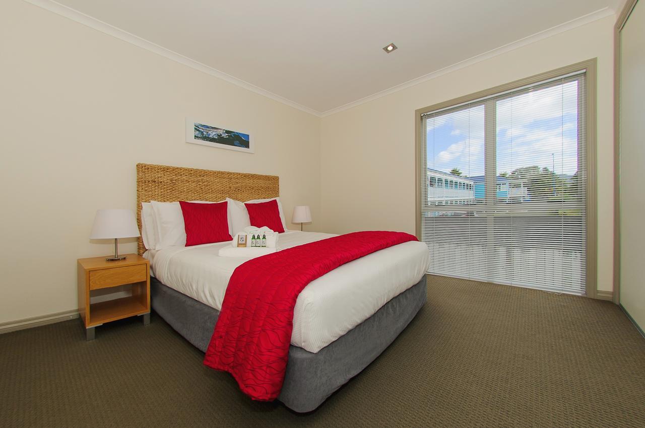 Crow'S Nest Apartments Whitianga Exterior photo